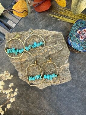 Turquoise earrings with turquoise tones in gold tone hops